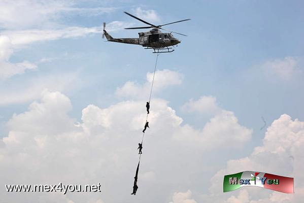 EspectÃ¡culo AÃ©reo â€œFuerza AÃ©rea Mexicana, 100 AÃ±os de Lealtadâ€ (04-05)
TambiÃ©n participan el centro de adiestramiento de helicÃ³pteros , el cuerpo de fuerzas especiales y la brigada de fusileros paracaidÃ­stas.  El asistente podrÃ¡ observar en vuelo aeronaves de transporte, reconocimiento y vigilancia y combate , salto en paracaÃ­das y elementos de fuerzas especiales realizando operaciones aeromÃ³viles. 


Text by: Antonio Pacheco, Photo by: JesÃºs SÃ¡nchez
Keywords: espectaculo aereo fuerza aerea mexicana 100 aÃ±os lealtad ejercito mexicano avion aviones
