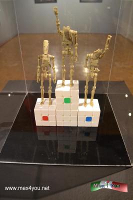 Exposición 7,300 días después (02-05)
Bajo la curaduria de Manuel Escareño Renteria indica, es un artista muy perseverante le interesa más las fallas sociales que mecánicas en el caso de los relojes; las deterioradas bancas de los parques públicos le remiten al origen histórico de la bancarrota y sus derivados, y sus obras son un testimonio de una raza contradictoria e intensa.

Text and Photo by: Yanín Ramírez

Pie de Foto: Ricardo Milla
Durango 1974
R.G.B.C.M.Y.K. 2018
Técnica mixta
Keywords: ricardo milla museo de la cancilleria exposición 7,300 días después instituto matias romero