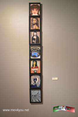 Exposición 7,300 días después (01-05)
Acaso una obsesión por el transcurso del tiempo, con la estrecha relación entre la política y la economía, con las cifras y los mapas, que representa en cada una de sus piezas exhibidas en el Museo de la Cancilleria denominada "7,300 días después" de Ricardo Milla.

Text and Photo by: Yanín Ramírez
Keywords: ricardo milla museo de la cancilleria exposición 7,300 días después instituto matias romero