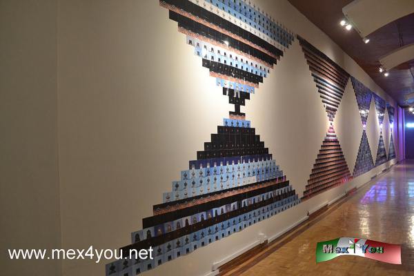Exposición 7,300 días después (04-05)
Ricardo Milla impresionista es como se define así mismo, al enunciar que sus obras reflejan su impresión de las realidades sociales.

Su obra puede encontrarse aguda, ácida o crítica; encuentra un metalenguaje en imágenes que parecieran habituales, pero que en este discurso oculto propone un punto de inflexión que sirve para pensar sobre el presente sociopolitico, tanto nacional e internacional.

Text and Photo by: Yanín Ramírez
Keywords: ricardo milla museo de la cancilleria exposición 7,300 días después instituto matias romero