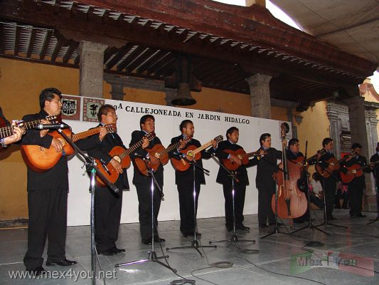 "Callejoneadas"  CoyoacÃ¡n 2006 .
La gente se deleitaba escuchando la mÃºsica de las diversas agrupaciones a los cuales al final de su participaciÃ³n recibÃ­an un reconocimiento de la delegaciÃ³n. 

People delighted listening to the music of the diverse groupings to which at the end of their participation  received a recognition from the delegation.
Keywords: Callejoneadas CoyoacÃ¡n 2006