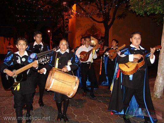 "Callejoneadas"  CoyoacÃ¡n 2006 .
Los grupos recorrÃ­an diversas partes de CoyoacÃ¡n hacia las casas de quienes los recibÃ­an y premiaban su participaciÃ³n con algunos snacks. Dicho evento se prolongÃ³ hasta la madrugada. 

The groups crossed diverse parts of CoyoacÃ¡n towards the houses from those who received them and awarded their participation with some snacks.  This event extended until the dawn.
Keywords: Callejoneadas CoyoacÃ¡n 2006