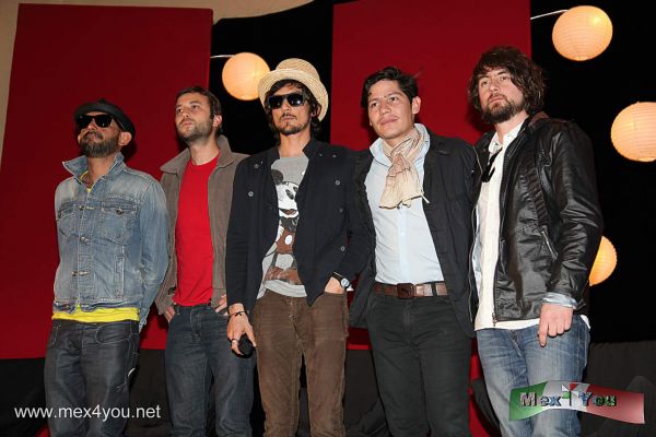 PresentaciÃ³n de Disco ZOE (01-03)
MTV estrenarÃ¡ el esperado concierto acÃºstico de una de las bandas mÃ¡s prometedoras de la escena del rock en espaÃ±ol actual. ZoÃ© MTV Unplugged, MÃºsica de Fondo podrÃ¡ verse por primera vez sÃ³lo por MTV LatinoamÃ©rica el domingo 20 de marzo a las 12hrs (mediodÃ­a). El especial de una hora se grabÃ³ la noche del 5 de Octubre en los estudios Churubusco de MÃ©xico DF ante un selecto grupo de fans que disfrutaron lo mejor del repertorio musical, asÃ­ como canciones nuevas realizadas exclusivamente por la banda para este show


Photo by: JesÃºs SÃ¡nchez
Keywords: presentacion disco record zoe musica music