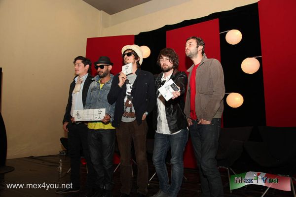 PresentaciÃ³n de Disco ZOE (03-03)
Durante el show, ZoÃ© presentÃ³ el nuevo tema titulado â€œLabios rotosâ€. AdemÃ¡s, la banda incursionÃ³ con arreglos y ritmos nuevos reversionando varios de sus Ã©xitos, entre las que se encuentran: â€œVÃ­a LÃ¡cteaâ€, â€œNo me destruyasâ€, â€œSombrasâ€, â€œVenenoâ€, â€œPoliâ€ y â€œLoveâ€, entre otros.


Photo by: JesÃºs SÃ¡nchez 
Keywords: presentacion disco record zoe musica music