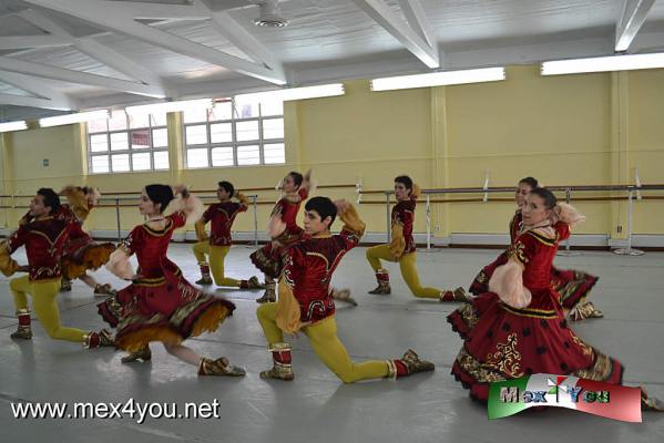 Danza de Gala "Suite de Raymonda" (03-05)
AdemÃ¡s de la presenta de la Danza de Gala se anuniÃ³ el segundo concurso interno de coreografÃ­a CND que estÃ¡ misma acompaÃ±ara dos piezas una la pieza ganadora a cargo de Irina denominada "PlanimetrÃ­a del movimiento" y la segunda pieza es acargo de Carlos Carrillo "Concerto LacÃ³nico".

Text and Photo by: YanÃ­n RamÃ­rez
Keywords: ballet clÃ¡sico CND suite Raymonda Palacio de Bellas Artes Joshua Beamish