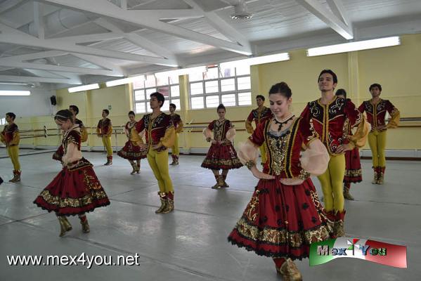 Danza de Gala "Suite de Raymonda" (04-05)
El Segundo Concurso se llevarÃ¡ a cabo el viernes 28  a las 20:00 hrs y el domingo 30 de agosto a las 18:00 hrs. en el Teatro de la Danza del Centro Cultural del Bosque y la entrada es gratuita solo deben llevar una hora antes.

Text and Photo by: YanÃ­n RamÃ­rez
Keywords: ballet clÃ¡sico CND suite Raymonda Palacio de Bellas Artes Joshua Beamish
