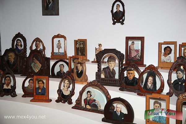 InauguraciÃ³n de ExposiciÃ³n "Te Pareces tanto a mi" en Puebla (02-05)
Esta colecciÃ³n, del escritor y periodista Carlos MonsivÃ¡is, con la curadurÃ­a de Rafael Barajas El FisgÃ³n y museografÃ­a de Oscar G. SÃ¡nchez Jasso, se inaugurÃ³ justamente en la ciudad donde iniciÃ³ la RevoluciÃ³n Mexicana tras la muerte del luchador social y demÃ³crata Aquiles SerdÃ¡n, el 18 de noviembre de 1910, personaje al que se dedica un importante apartado, con fotografÃ­as de la Ã©poca e incluso el Ãºnico bolo de bautizo de su hija, cuyos padrinos fueron Francisco I. Madero y su esposa Sara.

Photo by: JesÃºs SÃ¡nchez
Keywords: te pareces tanto a mi museo estanquillo puebla