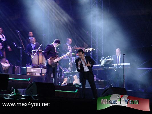 Concierto NavideÃ±o / Marc Anthony Christmas Concert (02-02)
Con canciones como:  Abrazame fuerte, Y quien es el? , Ahora quien entre otras hicieron a la gente asistente al Ãngel de la Independencia coreaban sus canciones y daban sonoro aplauso a cada interpretaciÃ³n del cantante PuertoriqueÃ±o. 
Keywords: concierto concert navideÃ±o christmas marc anthony 