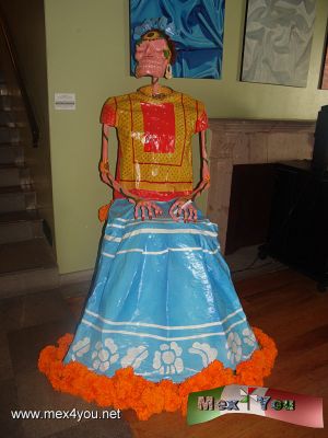 Catrinas Monumentales en la Casa de Francia (02-12)
Con personajes tan famosos como Frida, CocÃ³ Chanel la Malinche entre otros, podemos ver estos personajes en tamaÃ±o natural vestidas con sus trajes originales y llenos de colorido. 

Text and Photo by: Antonio Pacheco 
Keywords: catrinas monumentales casa francia dia muertos day dead skulls