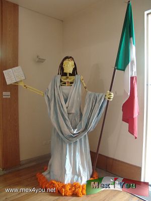 Catrinas Monumentales en la Casa de Francia (06-12)
La Patria, AlegorÃ­a de la NaciÃ³n Mexicana representada por una mujer de porte altivo. 

Photo by: Antonio Pacheco 
Keywords: catrinas monumentales casa francia dia muertos day dead skulls