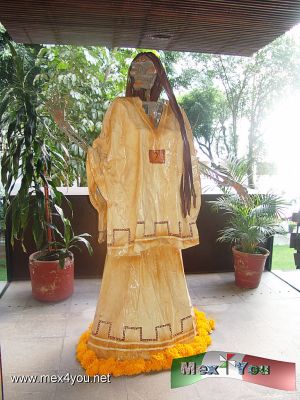 Catrinas Monumentales en la Casa de Francia (07-12)
La Malizin o La Malinche  fue una indÃ­gena mexicana que contribuyÃ³ a la conquista espaÃ±ola. 

Photo by: Antonio Pacheco 
Keywords: catrinas monumentales casa francia dia muertos day dead skulls