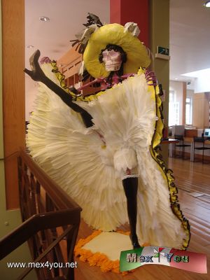 Catrinas Monumentales en la Casa de Francia (08-12)
Can can , tÃ­pico baile francÃ©s caracterizado por la patada y el vestido en alto. 

 Photo by: Antonio Pacheco 
Keywords: catrinas monumentales casa francia dia muertos day dead skulls