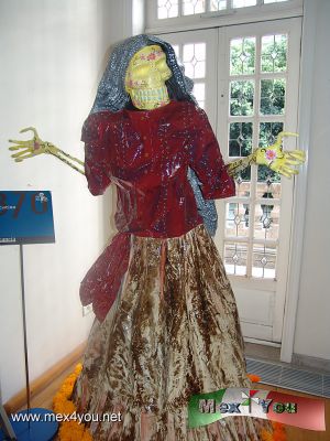 Catrinas Monumentales en la Casa de Francia (10-12)
La Adelita  

Photo by: Antonio Pacheco 
Keywords: catrinas monumentales casa francia dia muertos day dead skulls