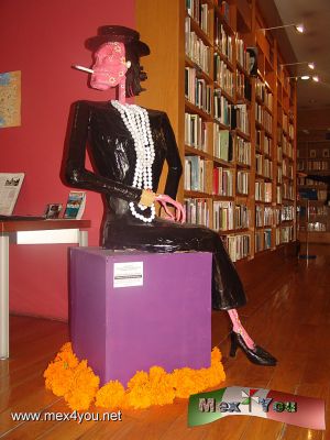 Catrinas Monumentales en la Casa de Francia (11-12)
CocÃ³ Chanel, revolucionÃ³ el mundo de  la moda y las fragancias. 

 Photo by: Antonio Pacheco  
Keywords: catrinas monumentales casa francia dia muertos day dead skulls