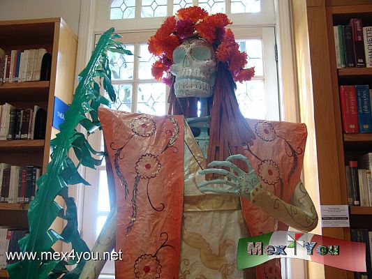 Catrinas Monumentales en la Casa de Francia (12-12)
Sarah Bernhardt , considerada la mejor actriz de Teatro de todos los tiempos. 

Photo by: Antonio Pacheco 
Keywords: catrinas monumentales casa francia dia muertos day dead skulls