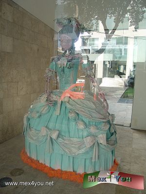 Catrinas Monumentales en la Casa de Francia (01-12)
En la Casa de Francia se llevÃ³ a cabo una exposiciÃ³n de Catrinas monumentales elaboradas usando la tÃ©cnica del papel machÃ© representando a personajes histÃ³ricos femeninos. 

Text and Photo by: Antonio Pacheco 
Keywords: catrinas monumentales casa francia dia muertos day dead skulls