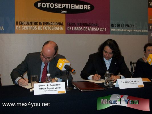 foto septiembre 
La  dÃ©cima ediciÃ³n del festival Fotoseptiembre dejarÃ¡ huella permanente en MÃ©xico, con la firma de la donaciÃ³n  de 222 imÃ¡genes de dos prominentes autores brasileÃ±os por parte  del Excmo. SeÃ±or  Embajador Marcos Roposo y Lic. Consuelo SÃ¡izar (Presidenta de CONACULTA), la cual serÃ¡ presentada al pÃºblico en las exposiciones Hijos de la Tierra, Milton Guran y Foto instantÃ¡neas. Recuerdos de Brasilia, de Joaquim Paiva.

foto by YanÃ­n RamÃ­rez
Keywords: foto septiembre conaculta centro de imagen