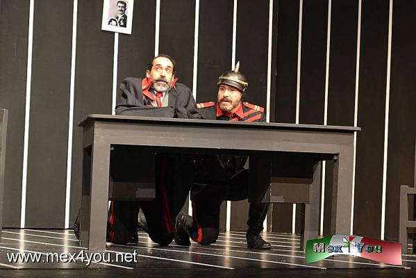 El Ãºltimo preso o la policÃ­a Estreno (04-05)
Una obra hilarrante que destaca por el talanto de los Bichir quienes demuestran las tablas y la calidad de la actuaciÃ³n en el marco del Centro Cultural HelÃ©nico. 

Text & Photo by: Antonio Pacheco 
Keywords: ultimo preso policia familia bichir centro cultural helenico slawomir mrozek