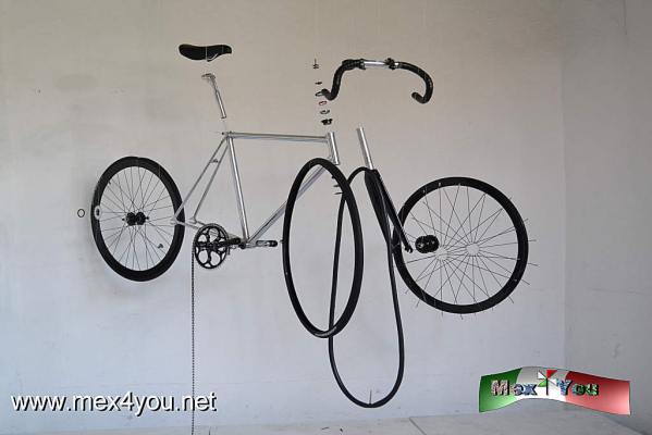 ExposiciÃ³n La vuelta a la bici (02-05)
La utilizaciÃ³n de la Bicibleta marco transformaciones en el mundo, y un mejor modelo es el paÃ­s de Holanda que sÃ³lo 10% de las bicibletas es para uso recreativo, mientras en MÃ©xico el porcentaje es mayor.

Text and Photo by: YanÃ­n RamÃ­rez
Keywords: la vuelta a la bici museo franz mayer ITDP bicicleta plegable de guerra noche de museos coleccion pryor dodge