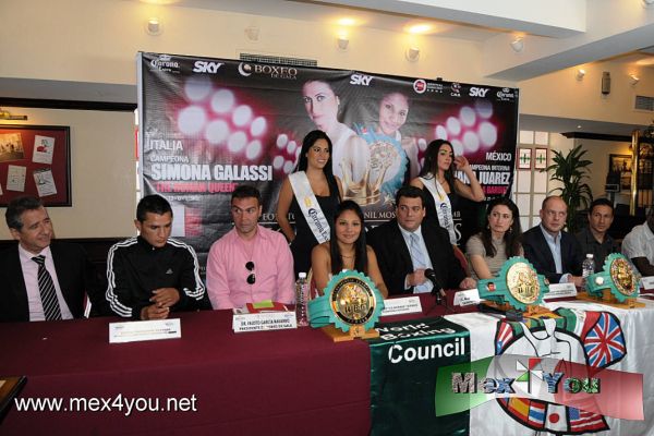 PresentaciÃ³n Calendario de Box (01-05)
El dÃ­a lunes 21 de febrero en el Hotel Geneve se hizo oficial la contienda entre dos de las boxeadoras de nivel mundial: la invicta italiana Simona Galassi, campeona universal mosca del Consejo Mundial de Boxeo, y la capitalina Mariana JuÃ¡rez "La Barbie" , monarca interina, en la velada "Choque de Reynas", a efectuarse el 11 de marzo en el JosÃ© Cuervo SalÃ³n, a partir de las 7 pm.





photo by: JesÃºs SÃ¡nchez
Keywords: calendario box 