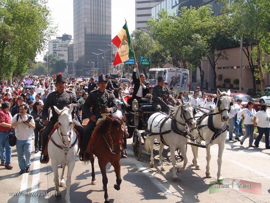 Primavera en la Ciudad de MÃ©xico/Spring in Mexico City (06-14)
Por el Paseo de la Reforma la gente se iba uniendo al recorrido.

On the "Paseo de la Reforma " avenue the  people were joined to the route. 
Keywords: Primavera en la Ciudad de MÃ©xico/Spring in Mexico City.