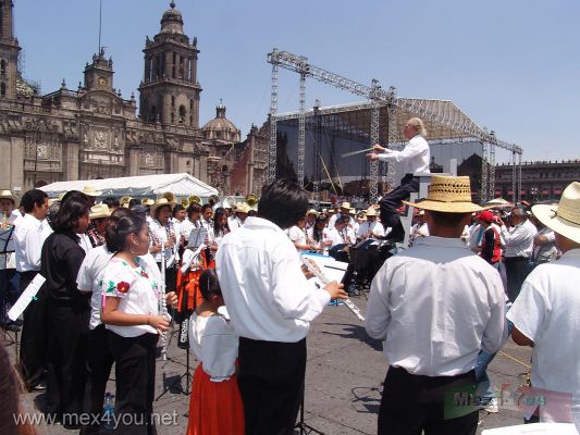 Primavera en la Ciudad de MÃ©xico/Spring in Mexico City (10-14)
Para finalizar este evento se terminÃ³ con un concierto simultÃ¡neo con varias bandas de Oaxaca interpretando obras como: Dios nunca muere, CanciÃ³n Mixteca entre otras.  En varias Delegaciones de nuestra capital se llevarÃ¡n actividades para celebrar a Juarez y a Oaxaca durante marzo y abril.

This event finished with a simultaneous concert with several bands from Oaxaca interpreting works like:  God never dies, Mixteca Song among others.  In several Delegations of our capital activities will take to celebrate to Juarez and Oaxaca during March and April. 
Keywords: Primavera en la Ciudad de MÃ©xico/Spring in Mexico City.