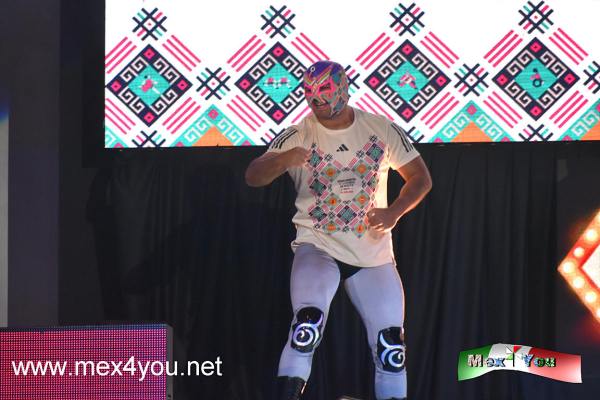 Presentación de la camiseta y la medalla del Medio Maratón 21K en la Arena México (01-05) 
En la tarde del miércoles 21 de junio se llevó a cabo la presentación de la camiseta y la medalla del próximo Medio Maratón 21K de la CDMX teniendo como marco a la icónica Arena México. 

En esta ocasión la medalla tiene como figura emblemática a un luchador, al seguir con la colección a seis años que se presentó en 2019 y la playera cuenta con tecnología que facilitará a las y los corredores encontrar su mejor desempeño


Text & Photo by: Antonio Pacheco
Keywords: camiseta medalla medio maraton 21K arena mexico lucha libre