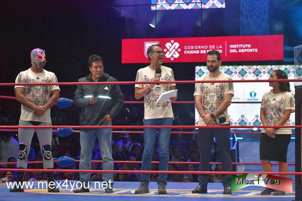 Presentación de la camiseta y la medalla del Medio Maratón 21K en la Arena México (03-05) 
El Director de Indeporte Javier Hidalgo Ponce apuntó "En esta ocasión hemos decidido rendir homenaje a una figura icónica y emblemática: el luchador. Es más que un personaje de la cultura mexicana, es una fuente de inspiración y admiración en todo el mundo y qué mejor lugar para presentar la playera y la medalla de este Medio Maratón que la mítica Arena México”

Durante la conferencia de prensa Hidalgo Ponce señaló que “es un deporte de los más queridos en México y que se sume correr con la lucha libre es algo increíble, estar en la Arena México nos da una gran emoción”.

“La playera cuenta con la tecnología de Adidas y se basa en una idea de vincular los textiles indígenas con esta tecnología, tenemos una combinación del huipil chiapaneco 
Keywords: camiseta medalla medio maraton 21K arena mexico lucha libre