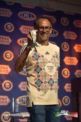 Presentación de la camiseta y la medalla del Medio Maratón 21K en la Arena México (04-05) 
Por su parte, Céspedes, de BBVA, comentó: “Es un día muy emocionante, para BBVA es un honor formar parte de esto. La medalla también representa a otro deporte muy importante como es la lucha libre. Hoy sólo me queda desearle mucha suerte a los corredores, disfruten del Medio Maratón”.

La playera cuenta con un diseño en color arena para el fondo y con vivos en rosa, morado, naranja y agua que convergen en la identidad que se ubica en el pecho e incluye la cosmovisión de la cultura maya y también está inspirada en la vestimenta de las mujeres chiapanecas; cuenta con las medallas anteriores y figuras de corredores con discapacidad visual y motriz, entre otros.


Text & Photo by: Antonio Pacheco
Keywords: camiseta medalla medio maraton 21K arena mexico lucha libre