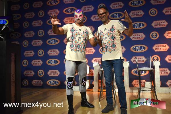 Presentación de la camiseta y la medalla del Medio Maratón 21K en la Arena México (05-05) 
Las medallas anteriores fueron una catrina, un organillero, un danzante y un mariachi, diseñadas con el objetivo de representar diferentes figuras que caracterizan a la Ciudad de México; la edición de 2024 será la que complete esta serie de preseas diseñadas como coleccionables a seis años.

Esta presentación se realizó en medio de una función de lucha libre del Consejo Mundial de Lucha Libre (CMLL), que comenzó con la Lucha de Pequeñas Estrellas entre el equipo formado por Angelito y Kaligua ante Mercurio y Minos, posteriormente en Lucha Semifinal de Amazonas se subieron al encordado Jarochita y Lluvia para medirse a Reina Isis y Metálica.

La Lucha Estelar de la ‘seria y estable’ esta noche encontró al ídolo de multitudes, Místico.
Keywords: camiseta medalla medio maraton 21K arena mexico lucha libre