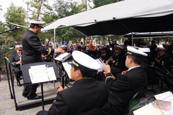 Defensa de Churubusco/Churubusco Battle 06-15
En seguida tuvimos la interpretaciï¿½n del vals ' Sobre las Olas' de Juventino Rosas intepretada magistralmente por la Banda de Marina. 

Immediately we heard  the interpretation    ' Sobre las Olas ' waltz  by  Juventino Rosas  performed  by our   Navy Band.


Keywords: Defensa de Churubusco/Churubusco Battle batalla