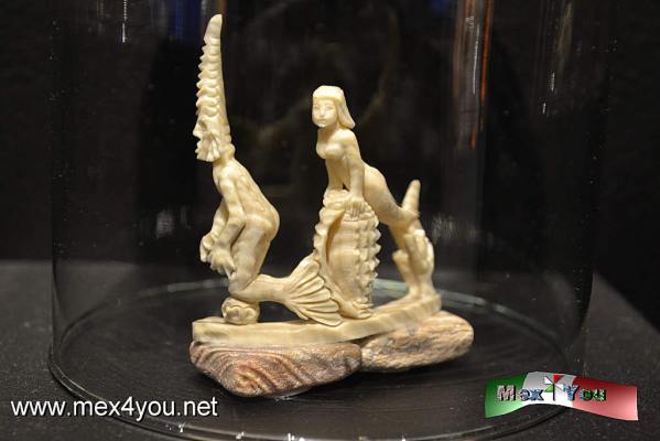 El arte en Hueso del Map (04-05)
En algunos piezas  requieren de una lupa para admirar los detalles de un diminuto grabado en hueso, con motivos de animales, plantas, figuras humanas y religiosas, asÃ­ como seres mitologicos.

 Text by: YanÃ­n RamÃ­rez                      Photo by: Antonio P.
Keywords: museo arte popular el arte en hueso figuras de hueso marfil