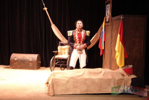 Fiesta Bolivariana/Bolivarian Party 04-12
Para comenzar el evento vimos el monólogo:  ' Patriota y Amante de Usted ' de Gilda Salinas intepretada magistralmente por la actriz Edith Kleiman, donde encarna  a  Manuela Sáenz Aispuru pareja de armas y amante de Simón Bolivar.   

To  begin the event we saw the monologue :  ' Patriotic and Lover of You ' by  Gilda Salinas  skillfully by the actress Edith Kleiman, who  incarnates   to Manuela Sáenz  Aispuru    arms partner and lover of Simón Bolivar. 
Keywords: Fiesta Bolivariana/Bolivarian Party