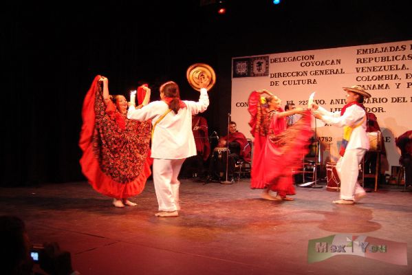 Fiesta Bolivariana/Bolivarian Party 08-12
De Colombia tuvimos el ' Mapalé ' . 

From Colombia we saw the ' Mapalé '
Keywords: Fiesta Bolivariana/Bolivarian Party