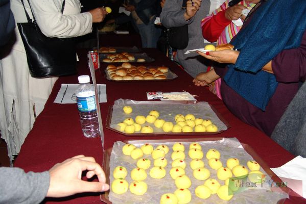 Fiesta Bolivariana/Bolivarian Party 12-12
Para concluir este magnífico evento se dió una muestra gastronómica con bocadillos típicos de los paises Bolivarianos, los cuales hicieron la delicia de los asistentes.

In order to conclude this great  event was offered a gastronomical sample with typical snacks  from  the  Bolivarian countries, which made the delight of the assistants.
Keywords: Fiesta Bolivariana/Bolivarian Party