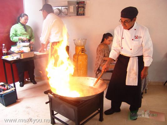 Inauguracion Academia GastronÃ³mica / Inauguration Gastronomy Academy 2007  ( 04-15 )
Pudimos apreciar la habilidad de los chefs en la preparaciÃ³n de alimentos que se ofrecieron a los asistentes.

We could appreciate the ability of chefs in the food preparation that was offered to the assistants.
Keywords: Inauguracion Academia GastronÃ³mica / Inauguration Gastronomy Academy sacchi