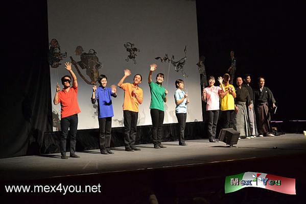 Teatro de Sombras " Kageboushi Theatre Company"  (05-05)
CompaÃ±Ã­a de Teatro de Sombras Gekidan Kageboushi en MÃ©xico se llevÃ³ a cabo el sÃ¡bado 22 y domingo 23 de agosto, a las 19:00 y 18:00 horas, respectivamente, en el Teatro de la Ciudad Esperanza Iris (Donceles 36, colonia Centro HistÃ³rico, cerca del Metro Allende).

Text & Photo by: Antonio Pacheco 
Keywords: sombras kageboushi theatre company japon teatro ciudad esperanza iris