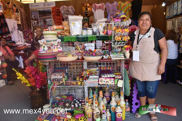 "México en el Corazón de México" (03-05)
Cuando uno llega al Zócalo capitalino de la Ciudad de México nos sorprenderá ver una enorme carpa que le da la vuelta  y que tiene un diseño como escamas de serpiente y en efecto,cuando ingresamos a la Plaza de la Constitución encontraremos una cabeza enorme de la serpiente emplumada "Quetzalcoatl" además de también unos alebrijes que engalanan a la plaza. 


Text & Photo by: Antonio Pacheco
Keywords: mexico corazon artesanias estados republica mexicana gastronomia ciudad zocalo 32