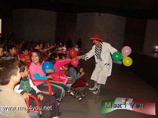 La Trouppe en el Centro Cultural EspaÃ±a (02-04)
Con sorpresas para los niÃ±os asistentes y su ya conocido ingenio hicieron las delicias no sÃ³lo de los niÃ±os, sino tambiÃ©n de los adultos al arrancar la carcajada y la participaciÃ³n de todos los asistentes. 
Keywords: la trouppe centro cultural espaÃ±a teatro infantil