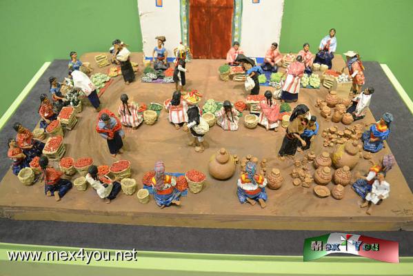 ExposiciÃ³n Al Sur del Milenio (04-05) 
AcompaÃ±adas por figuras de plomo elaboradas por Teodoro Torres y Susana Navarro ;  acompaÃ±an estas 40 imÃ¡genes tomada del libro "Al sur del milenio" dando un contexto mÃ¡s amplio de la vida y las diferentes vestimenta.


Text and Photo by: Yanin RamÃ­rez
Keywords: sureste mexicano pablo mÃ©ndez grÃ¡fica popular museo del estanquillo carlos monsivÃ¡is