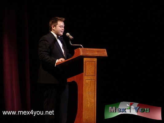 94 Aniversario del Teatro de la Ciudad (01-07)
El 25 de mayo se llevÃ³ a cabo la celebraciÃ³n por el 94 aniversario del Teatro de la Ciudad Esperanza Iris con un gran elenco de artistas y dos padrinos especiales.  DiÃ³ la bienvenida a los asistentes Rodrigo de la Cadena  quien nos diÃ³ una introducciÃ³n de la historia de este emblemÃ¡tico teatro: 

En 1918 por Venustiano Carranza y Esperanza Iris, celebrÃ³ su 94 aniversario con un viaje musical por las canciones mÃ¡s representativas del bolero latinoamericano, aquellas que interpretaron diversas personalidades que han actuado en el foro: de AgustÃ­n Lara a MarÃ­a Conesa, de Pablo MilanÃ©s a Enrico Caruso.


Text & Photo by: Antonio Pacheco 
Keywords: 94 aniversario teatro ciudad esperanza iris rodrigo de la cadena