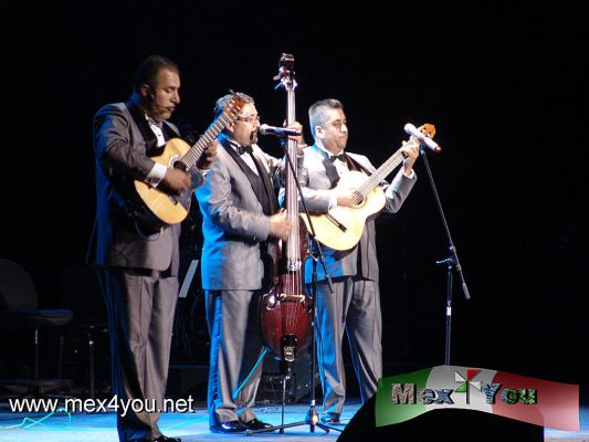 94 Aniversario del Teatro de la Ciudad (02-07)
Antes, el pÃºblico habÃ­a presenciado un concierto de gran calidad con las voces del propio Rodrigo de la Cadena, Lorenzo Negrete (nieto de Jorge Negrete), la DinastÃ­a Correa (de la familia de ChamÃ­n Correa), Esmeralda (del reality show La Academia), Johnny Sigal, de origen venezolano,  y Daniel Riolobos.

Text & Photo by: Antonio Pacheco 
Keywords: 94 aniversario teatro ciudad esperanza iris trio correa