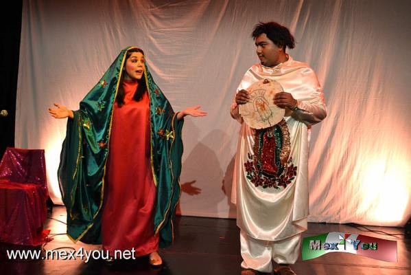 Estreno: Dios aprieta , pero no existe (02-05)
La historia nos cuenta de una manera hilarante y de sarcasmo como la virgencita plis madre de todos los mexicanos quiere un cambio en su vida y en su sexualidad. Quiere dejar de ser un Ã­cono para ser una mujer y entonces los que la rodean le piden que no lo haga o perderÃ¡ todos sus privilegios como un ser supremo.

Text & Photo by: Antonio Pacheco 
Keywords: dios aprieta virgencita plis virgen guadalupe foro poco no teatro cabaret