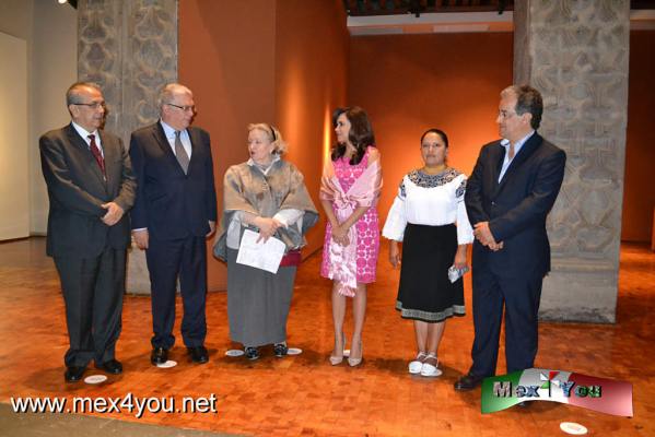 La expresiÃ³n del barro a travÃ©s de los grandes maestros del arte popular Iberoamericano (01-05)
En el Palacio de Iturbide se llevÃ³ a cabo la inauguraciÃ³n de una gran exposiciÃ³n , como todas las llevadas en este recinto, que contiene obras de arte de 22 paÃ­ses iberoamericanos elaboradas en un material muy noble como  es el barro. 

En dicha inauguraciÃ³n estuvieron presentes autoridades tales como: Mtra CÃ¡ndida Fdz, Directora del Fomento Cultural Banamex, Blanca AlcalÃ¡ RuÃ­z, presidenta del Parlatino, Roberto Gil Zuarth , presidente de la mesa directiva del Senado de la RepÃºblica. 

Text & Photo by: Antonio Pacheco 
Keywords: expresion barro grandes maestros arte popular iberoamericano coleccion fomento cultural banamex palacio iturbide