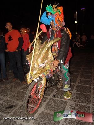 Tercer Paseo Nocturno "Cupidos en Bicicleta"r (02-05)
El Tercer Paseo Nocturno "Cupidos  en Bicicleta" de las 8:00 a las 23:00 horas, y se ampliÃ³ la ruta a un circuito de 5.5 kilÃ³metros.

Este recorrido abarcÃ³ desde  Avenida JuÃ¡rez y las calles LÃ³pez, ArtÃ­culo 123, Venustiano Carranza, RodrÃ­guez Puebla, Loreto, RepÃºblica de Venezuela, Belisario DomÃ­nguez, Allende, Tacuba, Hidalgo y Balderas

Ya desde las 8 la gente asistÃ­a a la Plaza de Santo Domingo donde habÃ­a dos filas:  para los que tenÃ­an su bicicleta y para los que solicitarÃ­an una.  En todo caso unos asistieron disfrazados como el caso de este alebrije en bicicleta. 
Keywords: carrera ciclismo ciclista bicicleta plaza santo domingo 