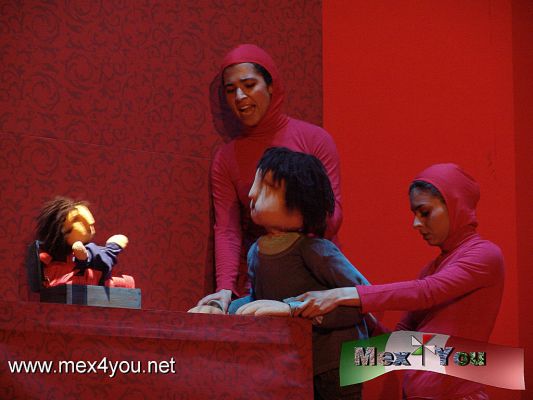 Festival Teatro Infantil A TROTE (07-10) Los SueÃ±os de Paco 
Como un pequeÃ±o cofre puede ayudar para poder exteriorizar las emociones, ya sea de alegrÃ­a, coraje , tristeza por medio de unos pequeÃ±os papeles 

Text by: YanÃ­n RamÃ­rez 
Keywords: festival teatro theater infantil kids sueÃ±os paco 