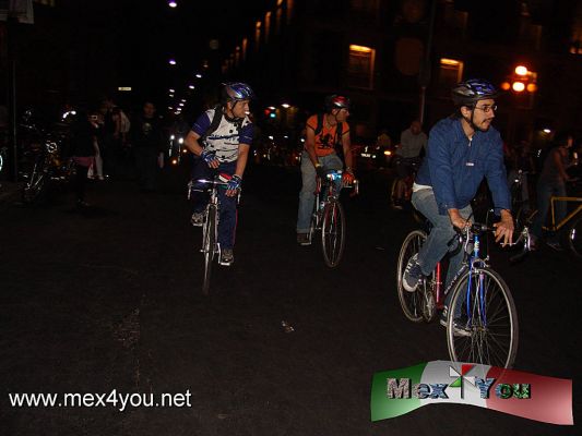 Tercer Paseo Nocturno "Cupidos en Bicicleta" (05-05)
Aunque en  esta tercera ediciÃ³n se convovÃ³ a un corcurso de disfraces de parejas "Cupidos en Bicicleta",  donde, los premios serÃ­an una bicicleta para el primer lugar y tarjetas de Ecobici para el segundo y tercer lugar.  No se vieron muchos disfraces. 
Keywords: carrera ciclismo ciclista bicicleta plaza santo domingo 