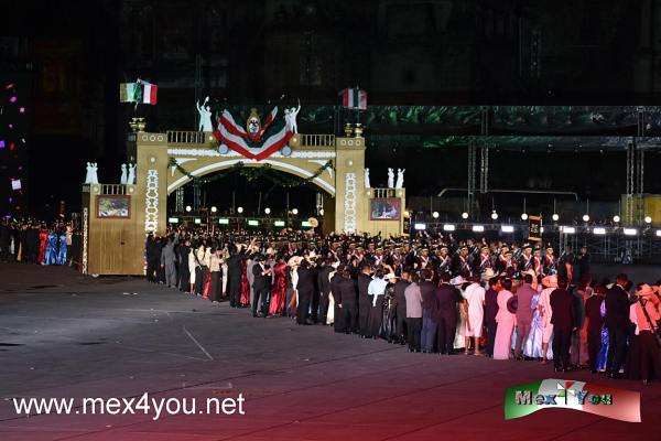 Representación Histórica por los 200 años de la Consumación de la Independencia (05-06)
Después de la puesta en el zócalo de los pasajes históricos de la independencia de nuestro país se llevó a cabo la puesta de bailes folclóricos de nuestro país , así como la interpretación de música mexicana a cargo de la representación que participó en Rusia. 

Canciones icónicas fueron interpretadas mientras los bailarines mostraban su habilidad y destreza en los bailes y con sus trajes típicos. 

Text & Photo by Antonio Pacheco 
Keywords: Representación Histórica 200 años Consumación Independencia sedena zocalo plaza constitucion morelos hidalgo guerrero allende iturbide