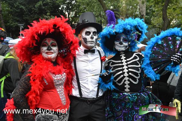 6ta Mega Procesión de Catrinas 2019 
La Mega Procesión saldría a las 18:30 del Ángel de la Independencia pero la gente se empezó a reunir desde las 11 de la mañana para empezar a caracterizarse de catrinas y catrines y de calaveritas de azúcar en este evento participarían 200 maquillistas se encargarán de caracterizar al público asistente.

Text & Photo by: Antonio Pacheco
Keywords: mega procesion catrinas dia muertos 2019 angel independencia ciudad mexico cdmx muerte