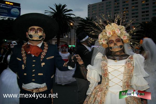 6ta Mega Procesión de Catrinas 2019 
 En la 6ta Mega Procesión de Catrinas 2019 se pudieron observar la presencia de 17 contingentes temáticos de este evento, maquillados por los artistas oficiales de la Mega Procesión de las Catrinas 2019.

Text by: Antonio Pacheco, Photo by: Yanín Ramírez
Keywords: mega procesion catrinas dia muertos 2019 angel independencia ciudad mexico cdmx muerte